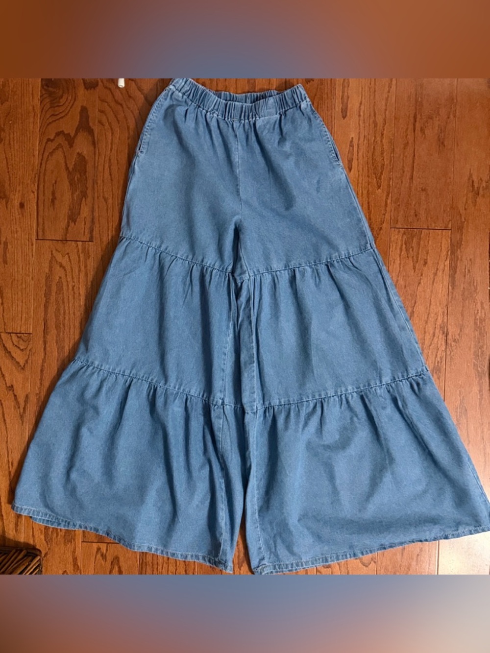 SHEIN high rise/ wide leg Flare light wash tiered denim jeans- Size 27***Med